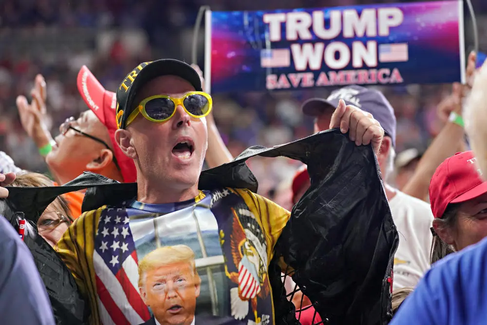 Die USA vor der Wahl Ein Fan von Donald Trump jubelt.