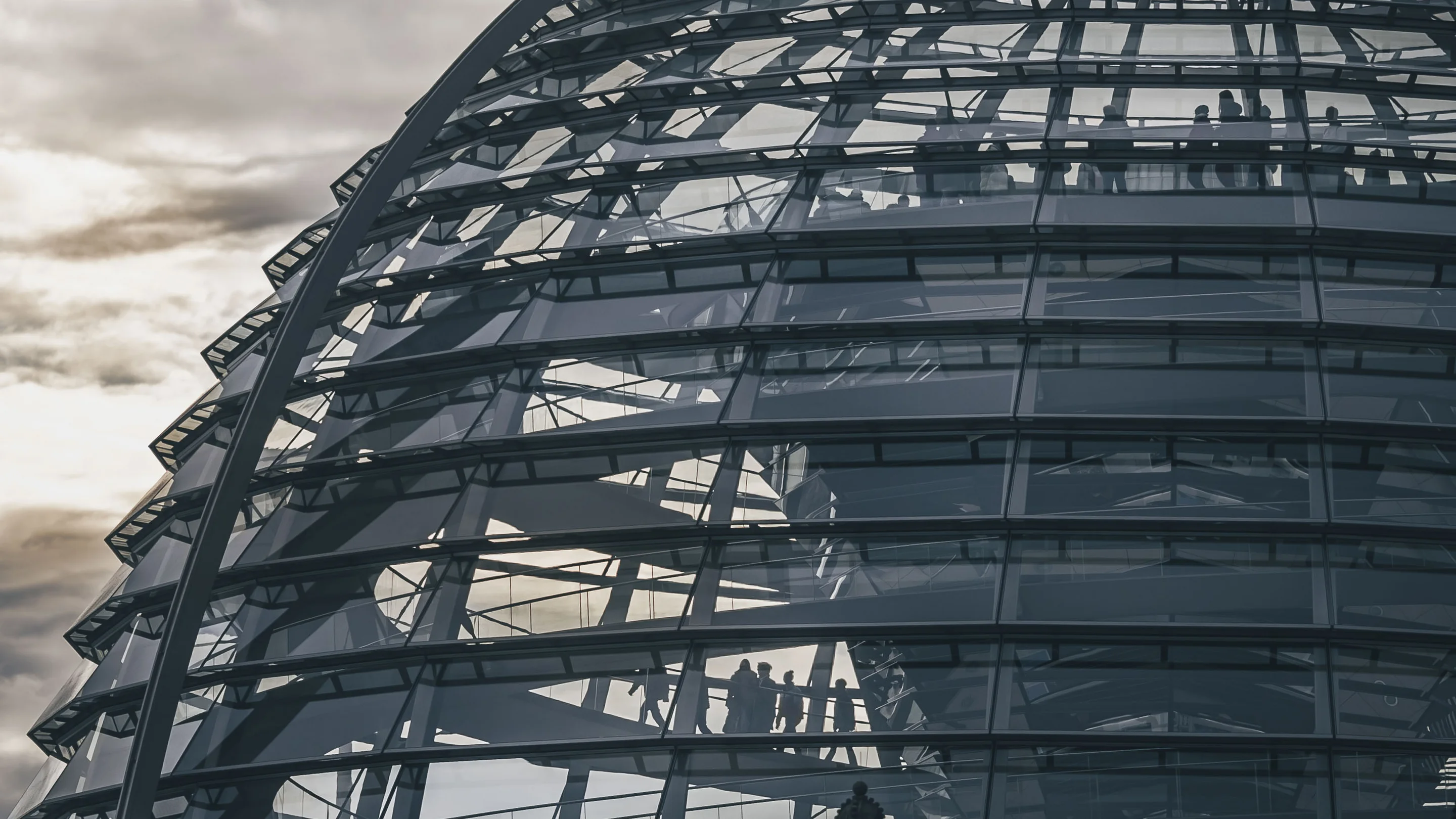 Kuppel des Reichstagsgebäudes mit bewölktem Himmel