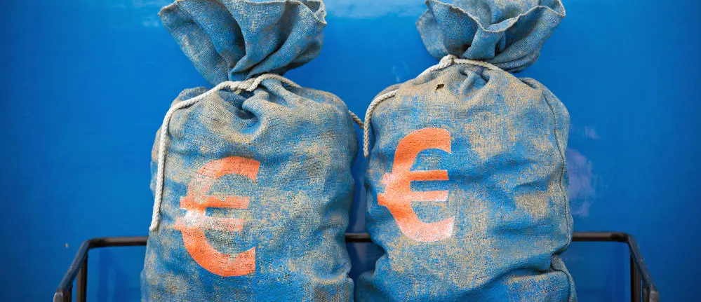 Das Bild zeigt zwei Säcke mit Euro-Symbol.