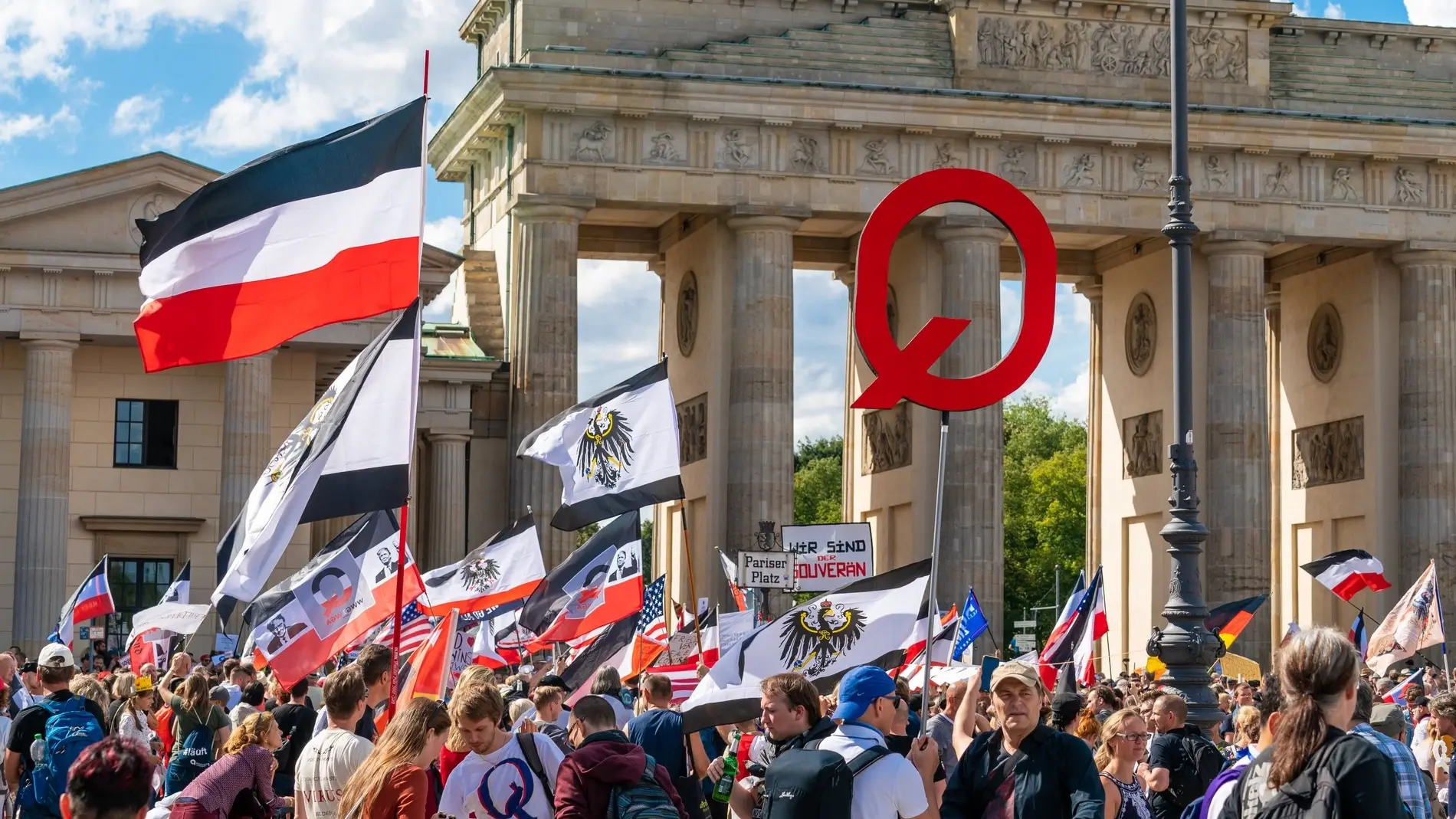 Rechtsextremisten demonstrieren vor dem Brandenburger Tor in Berlin.