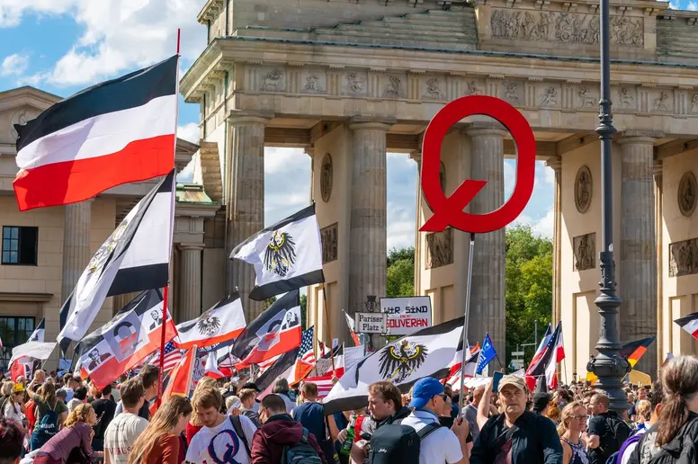 Rechtsextremisten demonstrieren vor dem Brandenburger Tor in Berlin.