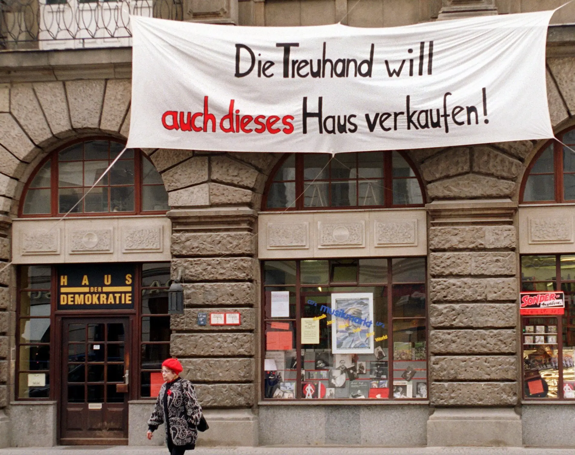Transparent mit der Aufschrift "Die Treuhand will auch dieses Haus verkaufen!" Transparent mit der Aufschrift "Die Treuhand will auch dieses Haus verkaufen!"