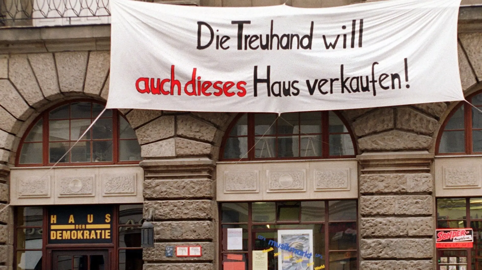 Transparent mit der Aufschrift "Die Treuhand will auch dieses Haus verkaufen!"