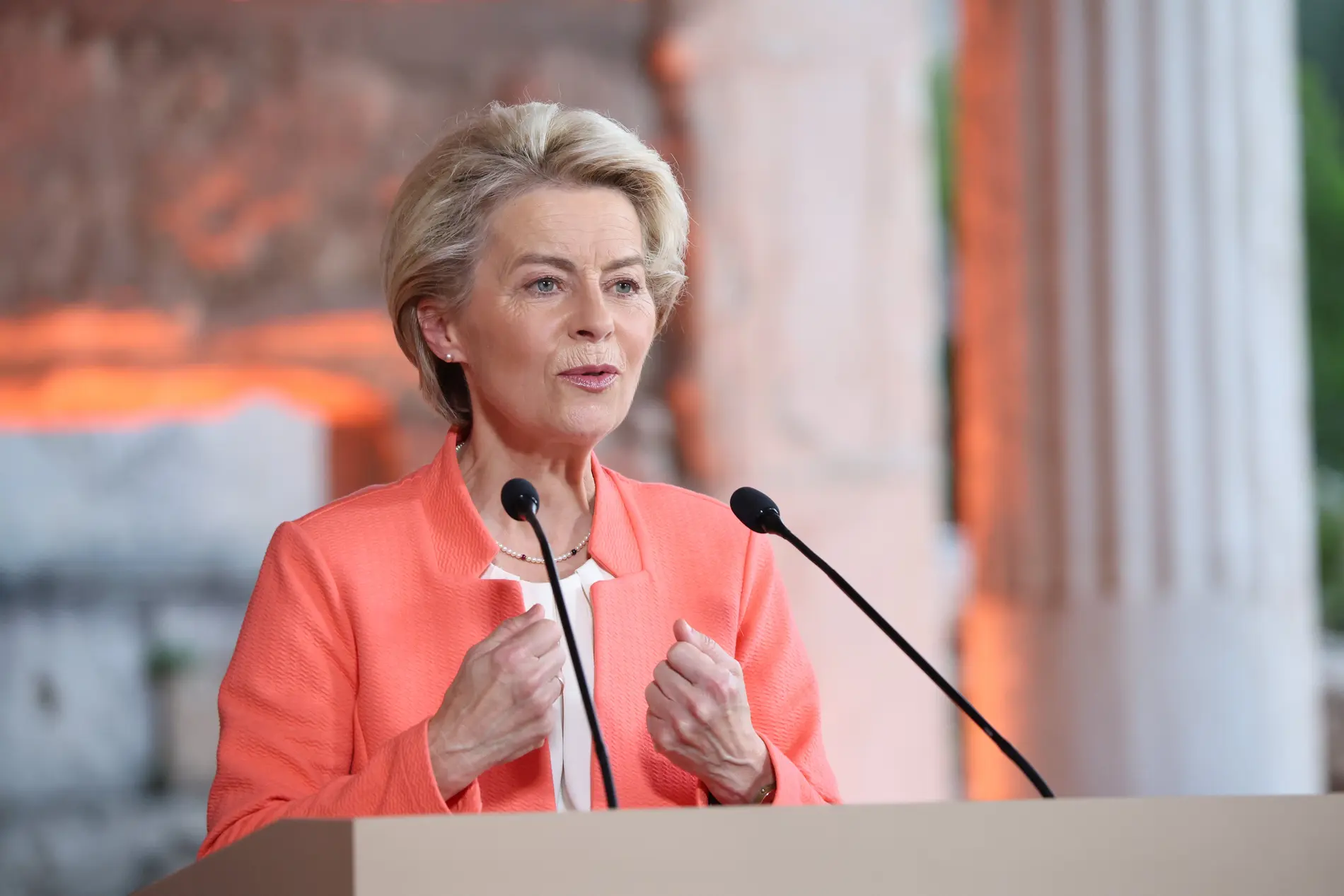 EU-Kommissionspräsidentin Ursula von der Leyen Ursula von der Leyen steht am Rednerpult.