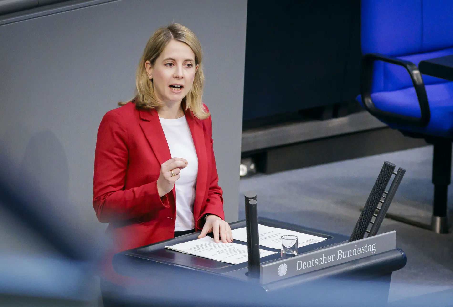 Verena Hubertz (SPD) Verena Hubertz am Rednerpult im Plenarsaal
