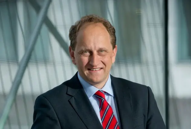 Alexander Graf Lambsdorff Porträt von Alexander Graf Lambsdorff lächeln mit der Sonne im Gesicht