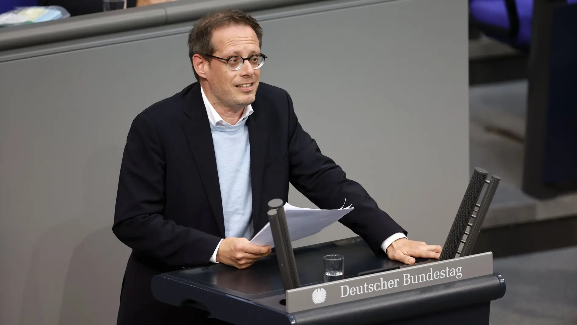 Konrad Stockmeier hält eine Rede im Plenarsaal des Deutschen Bundestages.