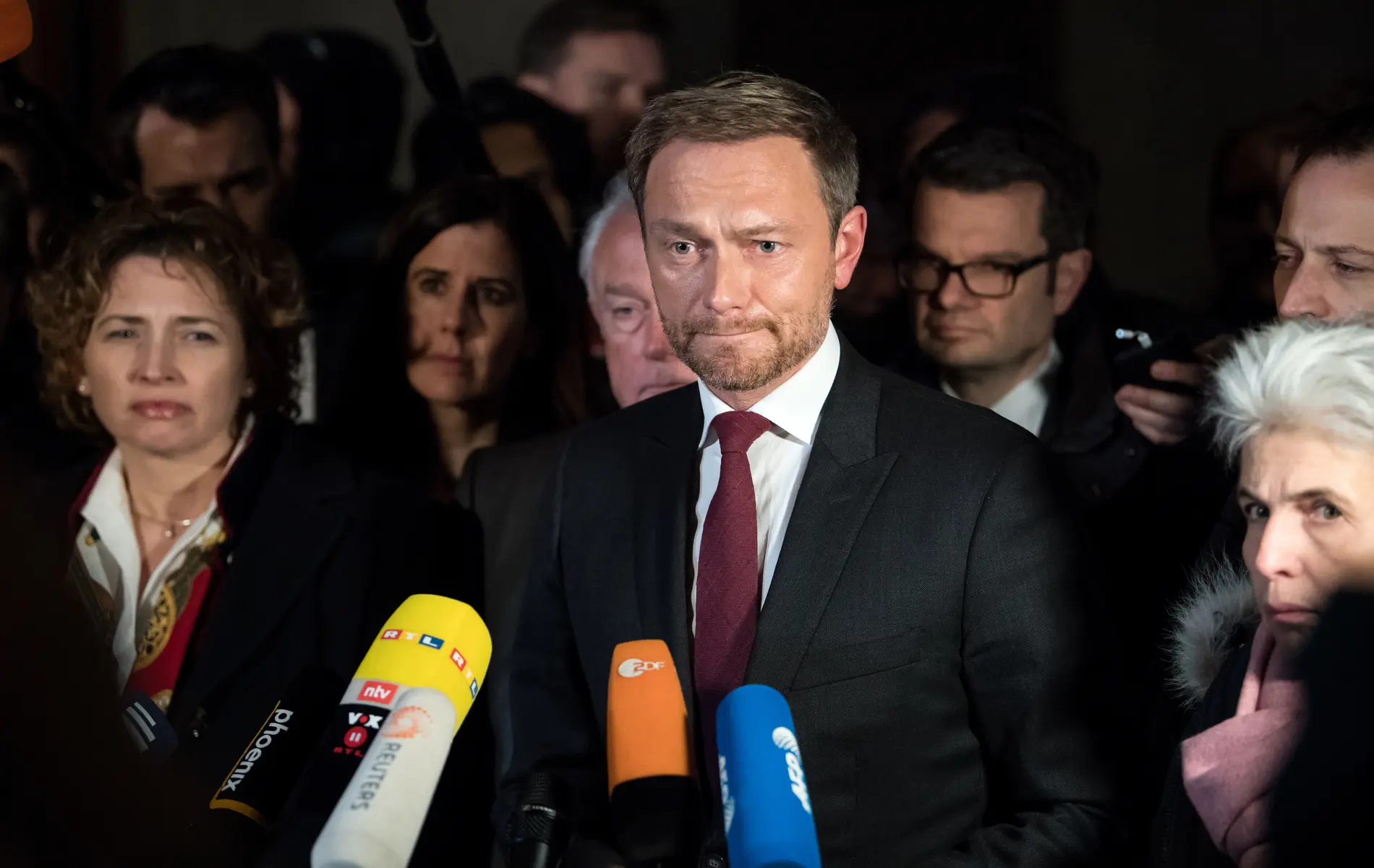 Christian Lindner äußert sich im dunkeln vor der Presse