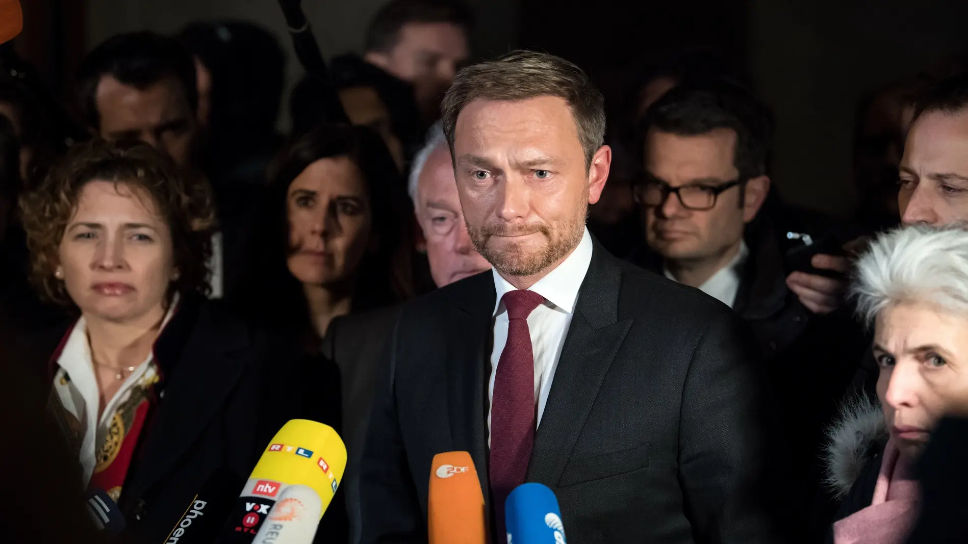 Christian Lindner äußert sich im dunkeln vor der Presse