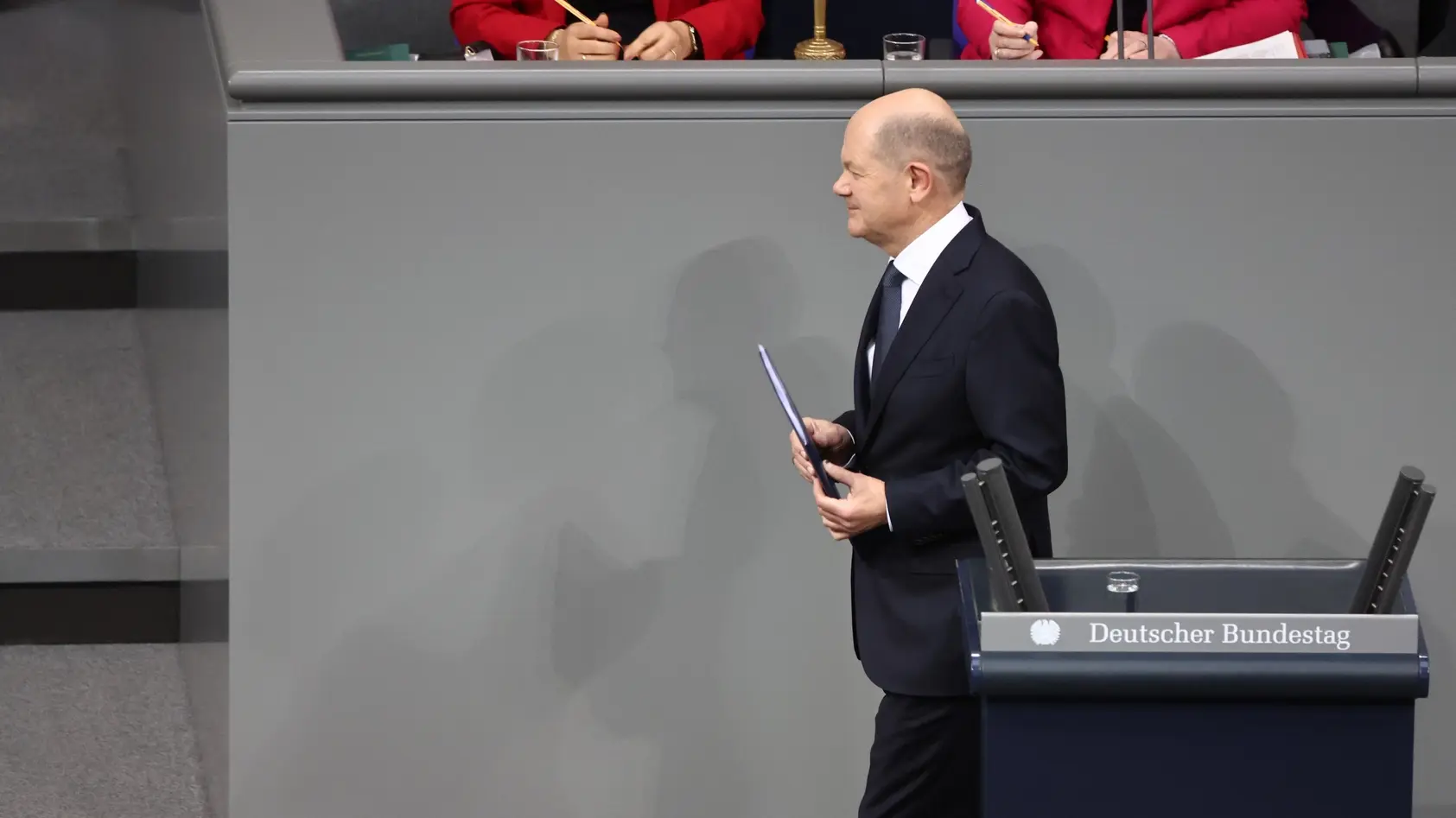 Olaf Scholz verliert die Vertrauensfrage Olaf Scholz verlässt nach seiner Rede das Rednerpult