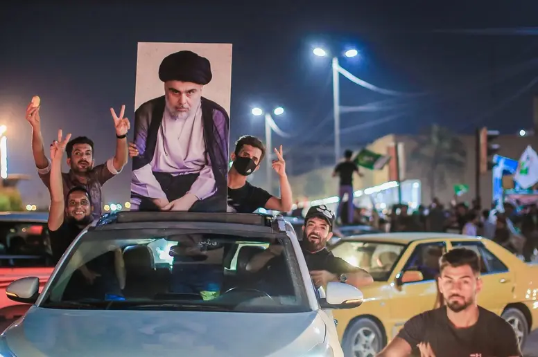 Anhänger von Moqtada al-Sadr feiern in Bagdad (Irak) aus ihren Autos heraus.
