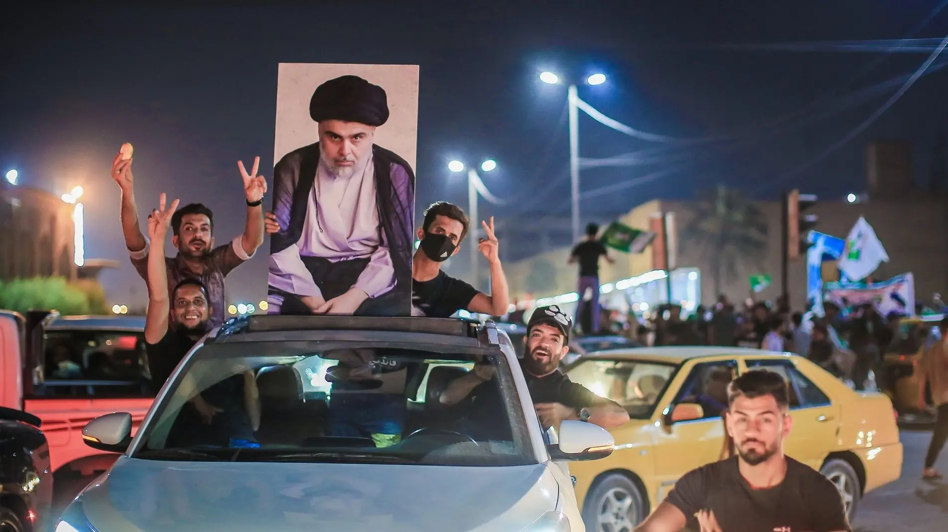 Anhänger von Moqtada al-Sadr feiern in Bagdad (Irak) aus ihren Autos heraus.