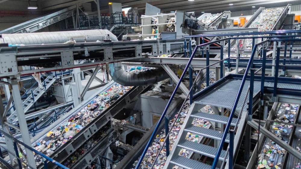 Verschiedene Verpackungsabfälle werden in einer Sortieranlage getrennt