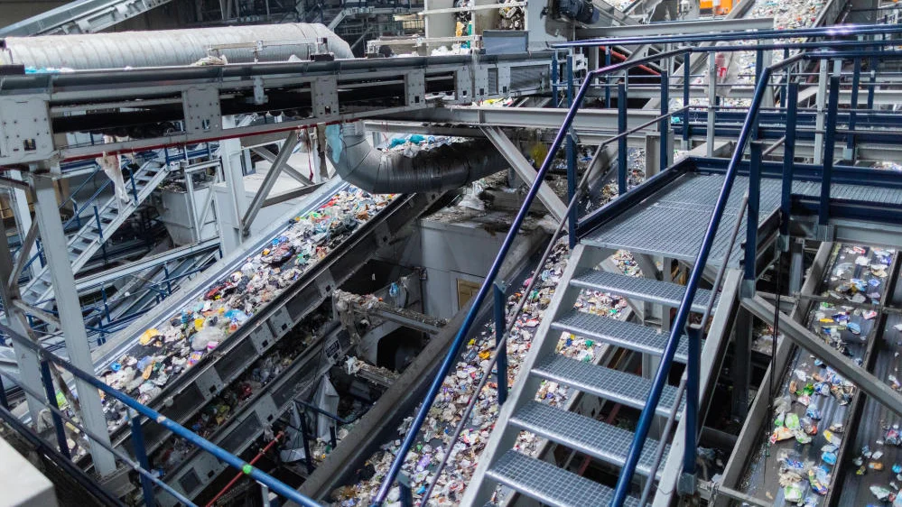 Verschiedene Verpackungsabfälle werden in einer Sortieranlage getrennt
