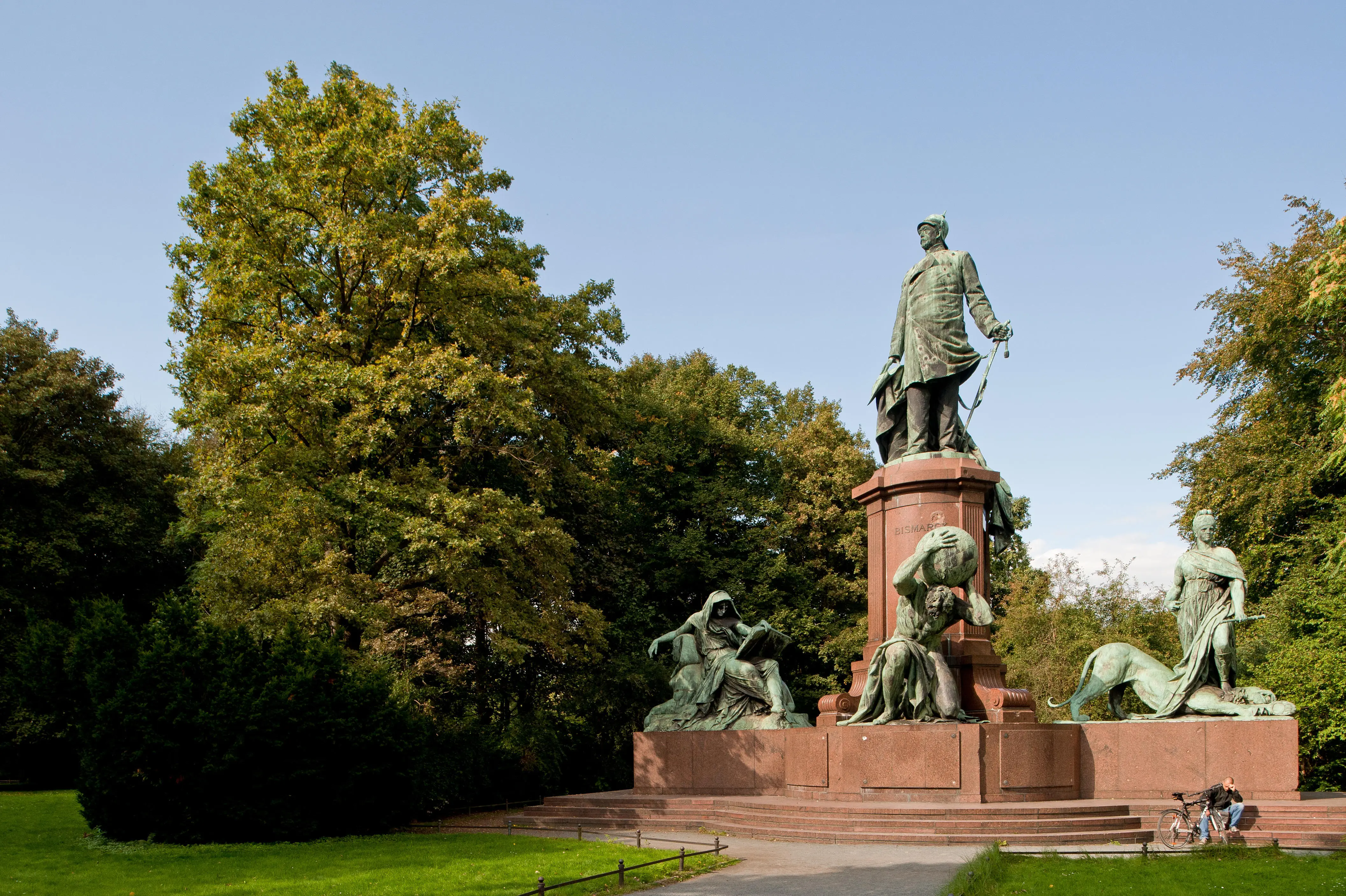 Bismarck-Nationaldenkmal Das 1901 eingeweihte Bismarck-Nationaldenkmal im Berliner Tiergarten