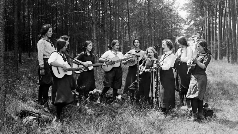 Ein Gruppe Wandervogel-Mädchen 1913 beim gemeinsamen Musizieren im Wald