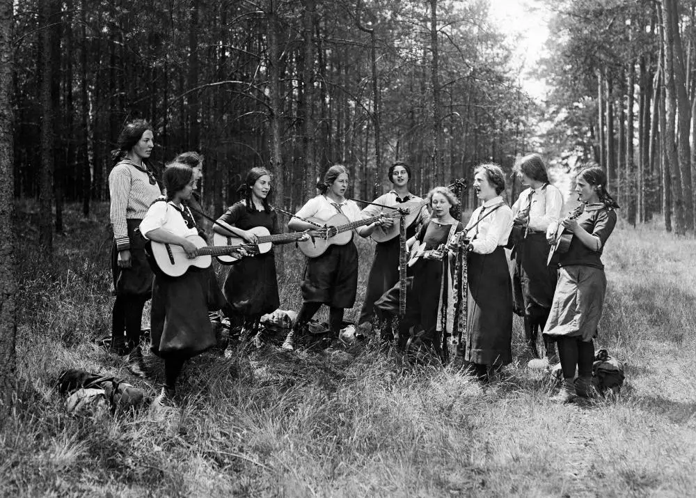 Ein Gruppe Wandervogel-Mädchen 1913 beim gemeinsamen Musizieren im Wald