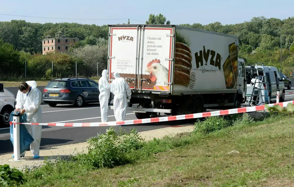 Ein Lastwagen auf einer befahrenen Autobahn, hinter Absperrband wird von der Kriminalpolizei untersucht.