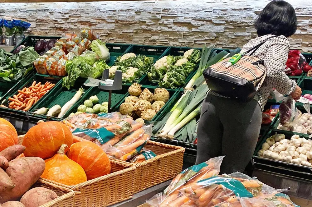 Inflationserlebnis: Supermarkt Obst- und Gemüseabteilung eines Supermarkts.