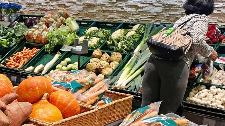Obst- und Gemüseabteilung eines Supermarkts.