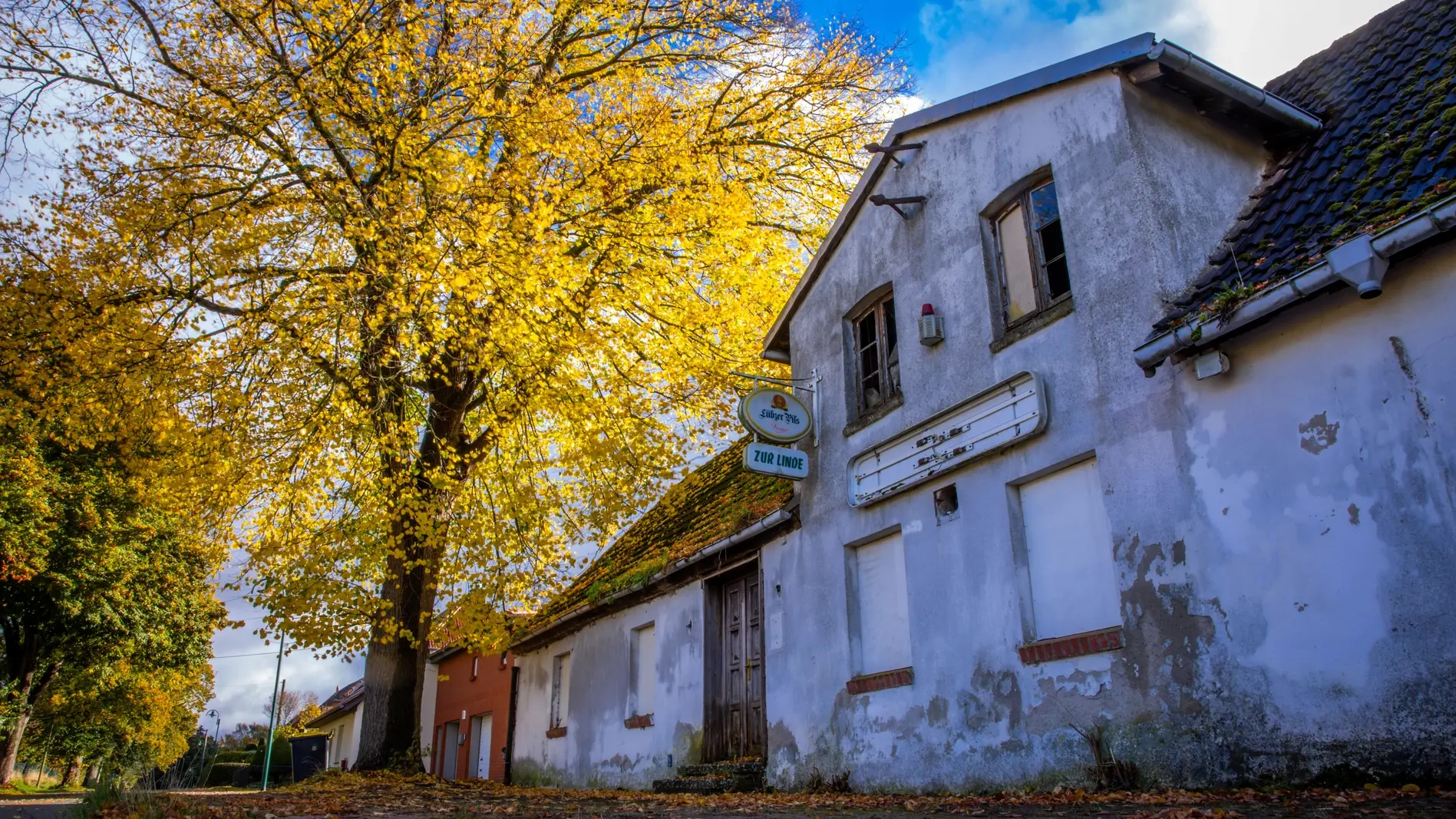 Blick auf einen verrammelten Dorfgasthof in der Pampa