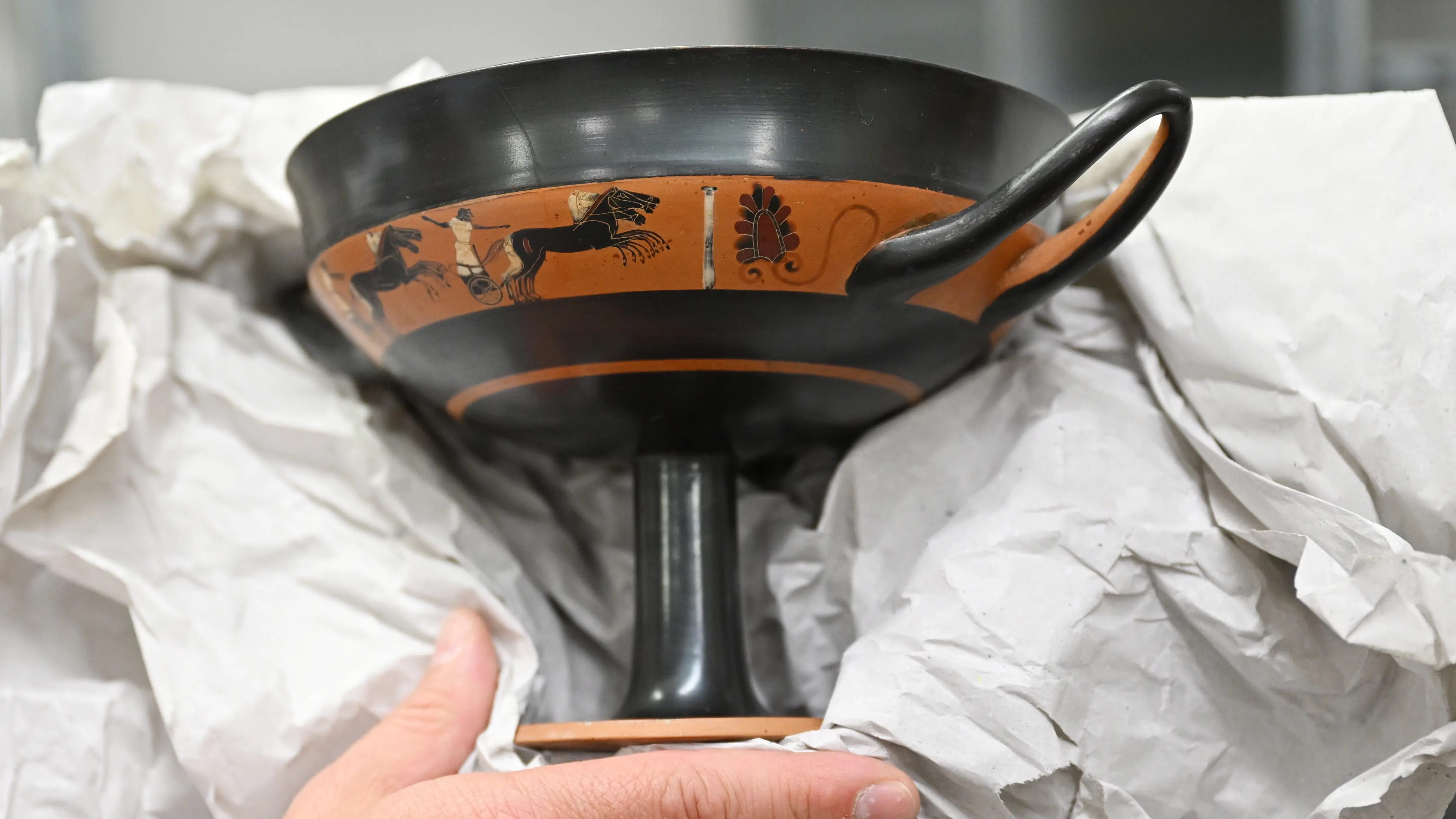 Bandschale Kylix wird ausgepackt