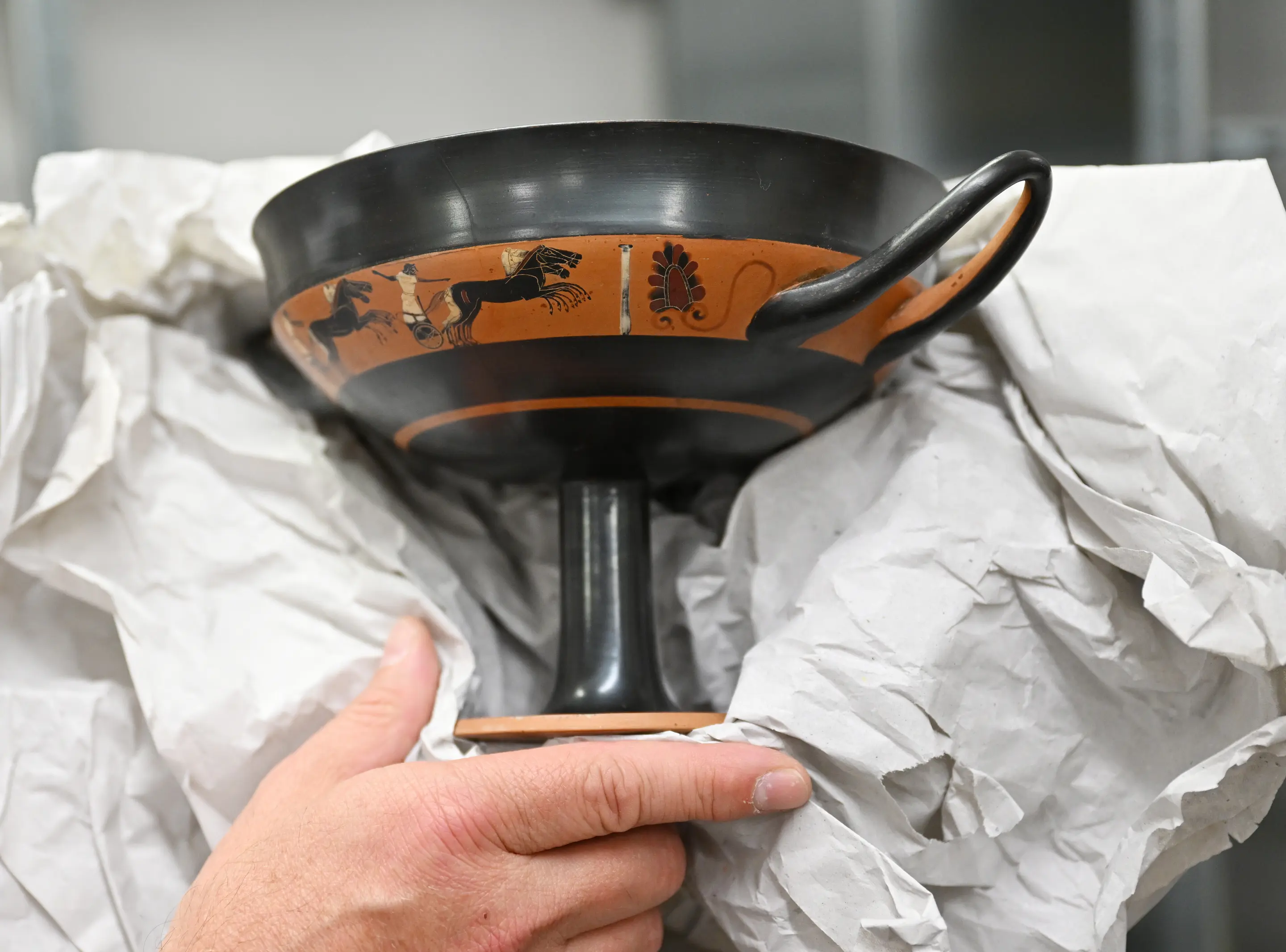 Bandschale Kylix wird ausgepackt