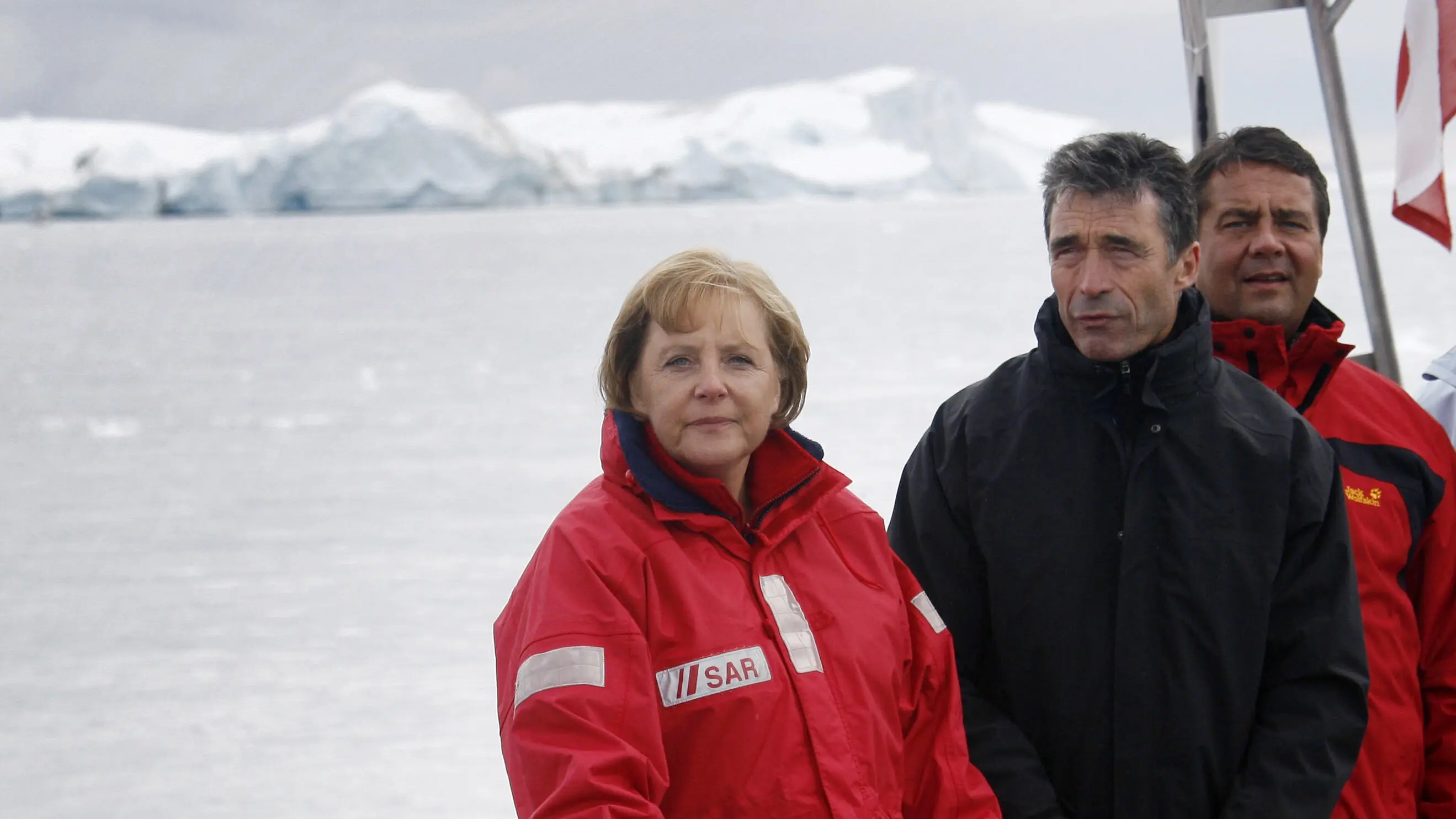 Bundeskanzlerin Angela Merkel vor einem Gletscher in Grönland