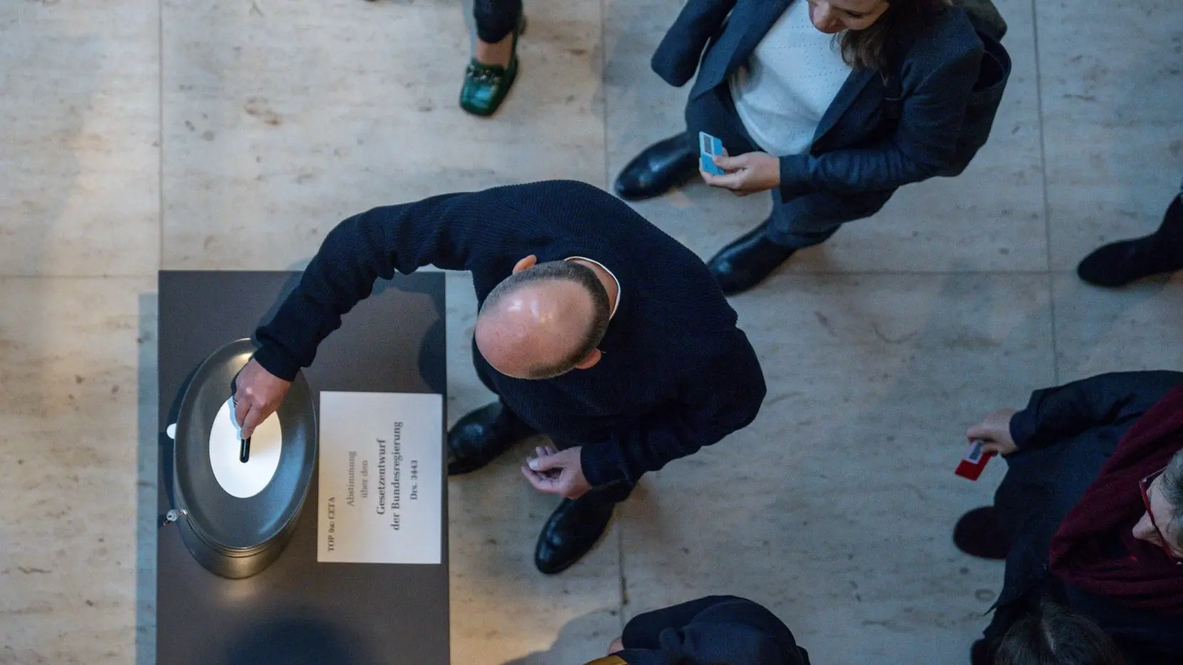 Scholz stimmt ab Bundeskanzler Olaf Scholz, wirft im Deutschen Bundestag seine Stimmkarte bei der namentlichen Abstimmung zum CETA Abkommen ein.