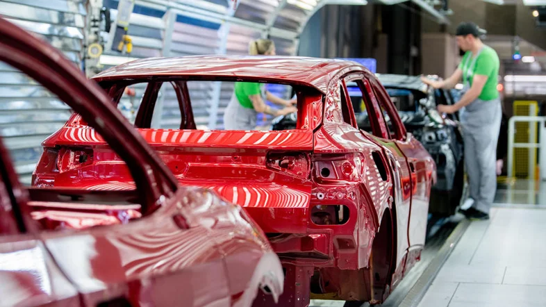 Mitarbeiter überprüfen den Lack einer Karosserie