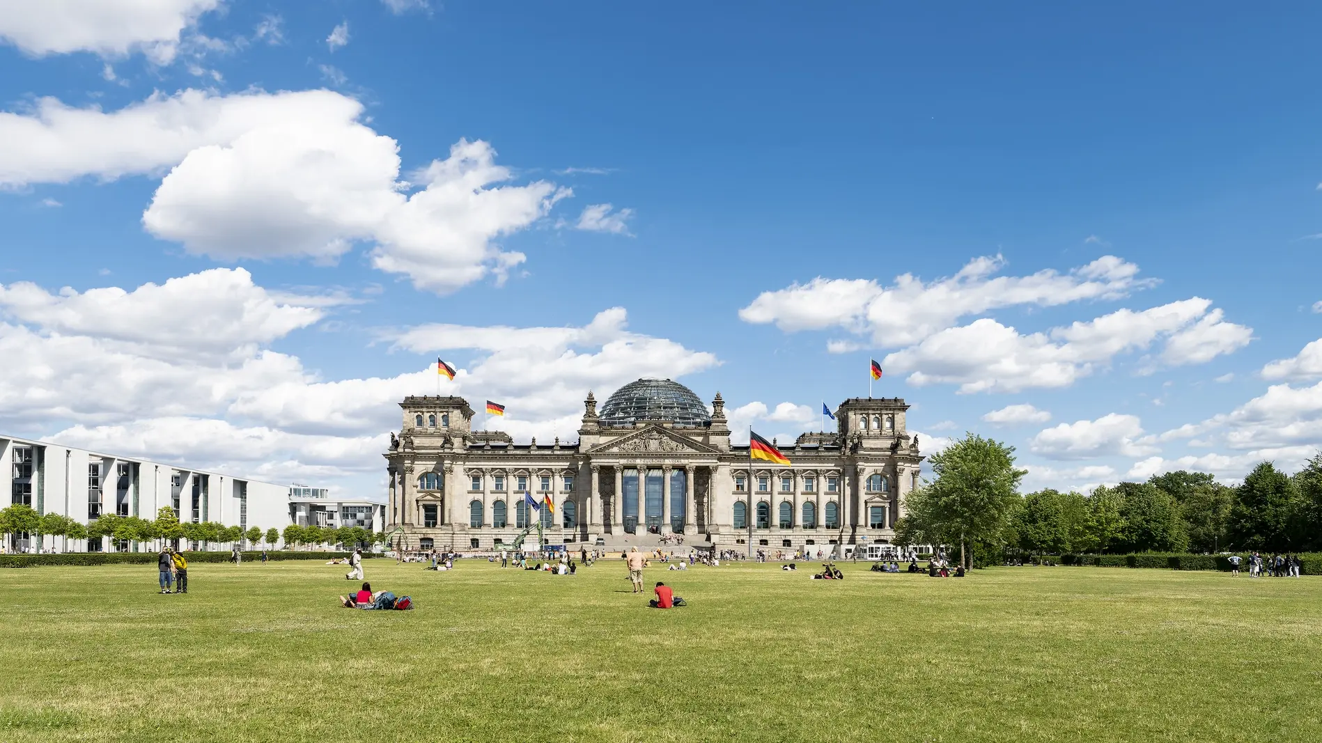 Bürgerfest im Parlamentsviertel Menschen auf der Wiese vor dem Reichstagsgebäude, Sitz des Deutschen Bundestages