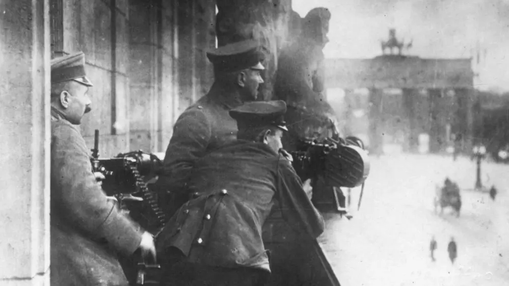 Freikorpssoldaten auf dem Balkon des Hotel Adlon in Berlin