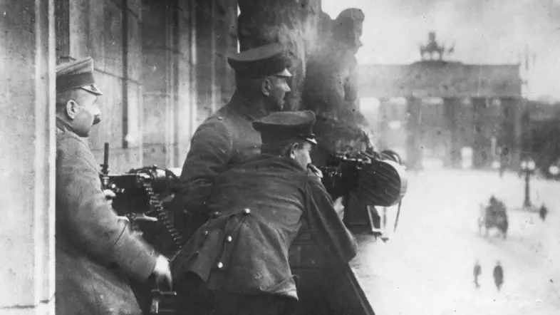 Freikorpssoldaten auf dem Balkon des Hotel Adlon in Berlin