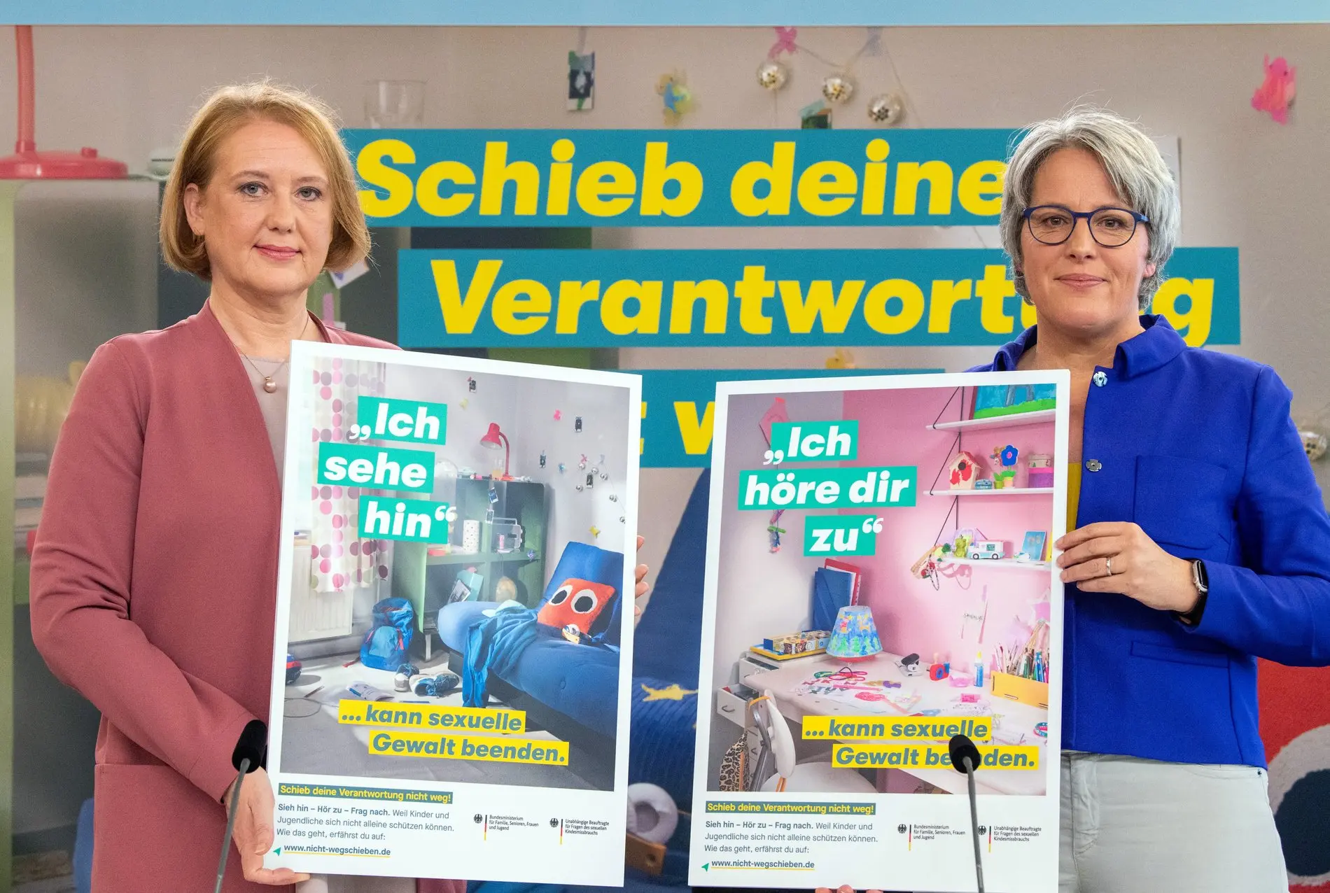 Familienministerin Paus und Kerstin Claus mit Kampagnen-Plakaten