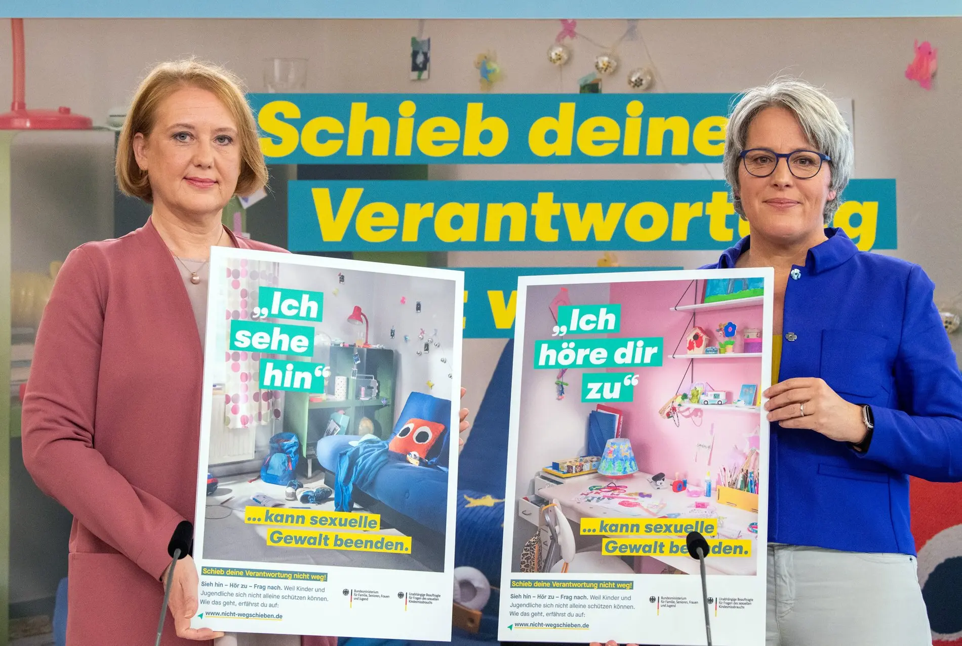 "Schieb deine Verantwortung nicht weg!" Familienministerin Paus und Kerstin Claus mit Kampagnen-Plakaten