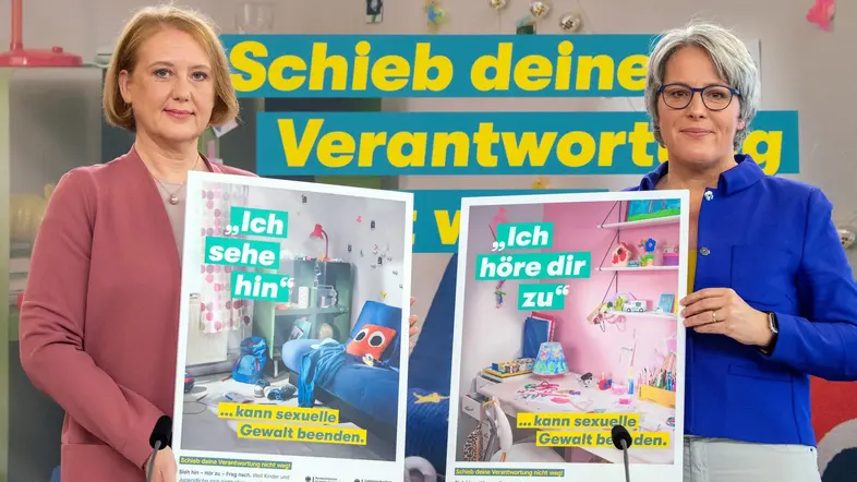 Lisa Paus und Kerstin Claus mit Kampagnen-Plakaten