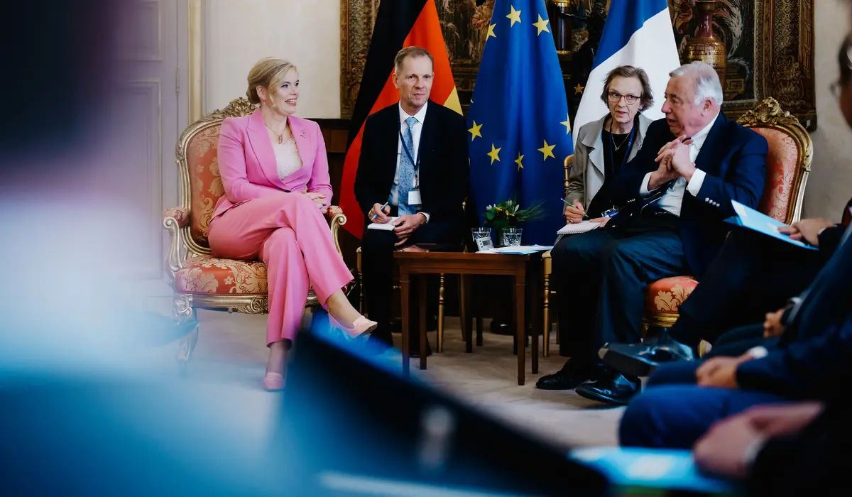 Bundestagspräsidentin Klöckner im Gespräch mit dem französischen Senatspräsidenten Gérard Larcher 