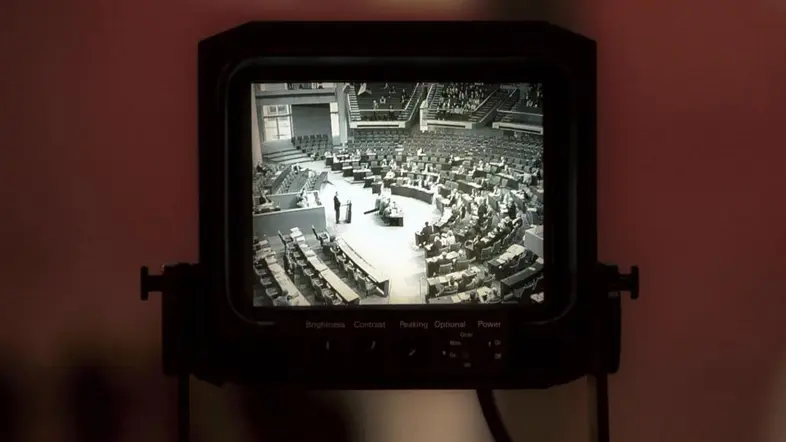 Bildschirm einer Videokamera zeigt Plenarsaal