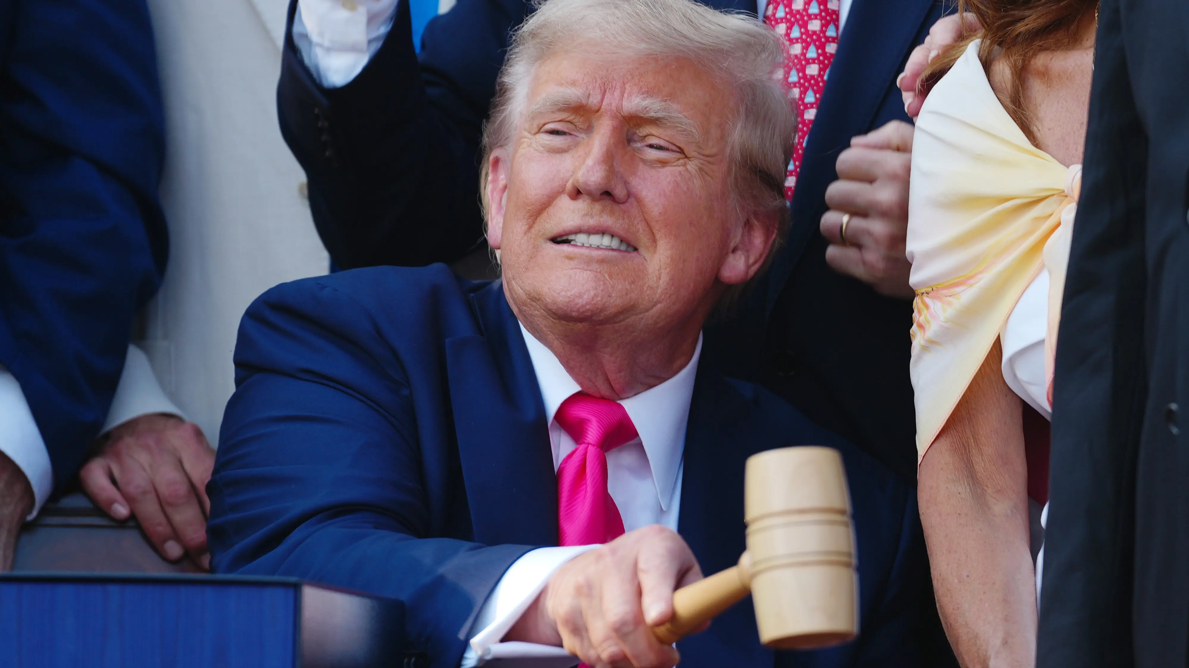 Donald Trump Donald Trump mit einem Richterhammer in der Hand