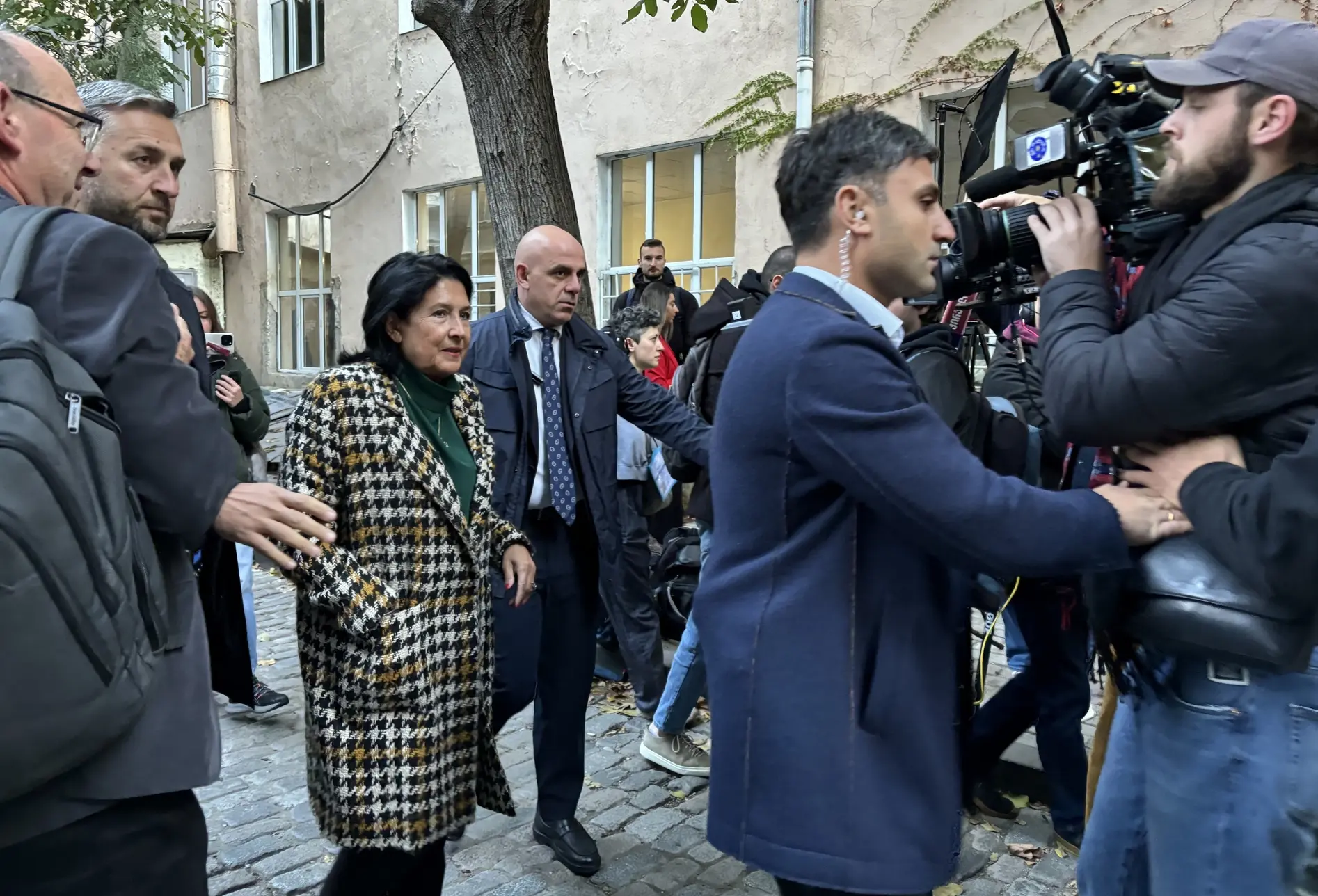 Die georgische Staatspräsidentin Salome Surabischwili Die georgische Staatspräsidentin Salome Surabischwili am 26. Oktober auf dem Weg zu einem Wahllokal in Tiflis.
