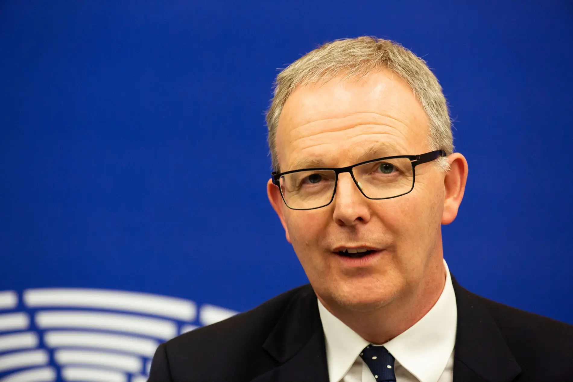 Axel Voss Axel Voss vor einer blauen Wand