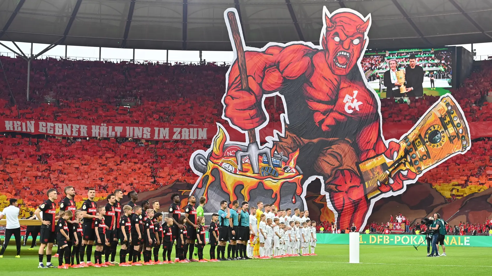 Choreo beim DFB-Pokalfinale Große Teufels-Choreografie beim DFB-Pokalfinale im Olympiastadion