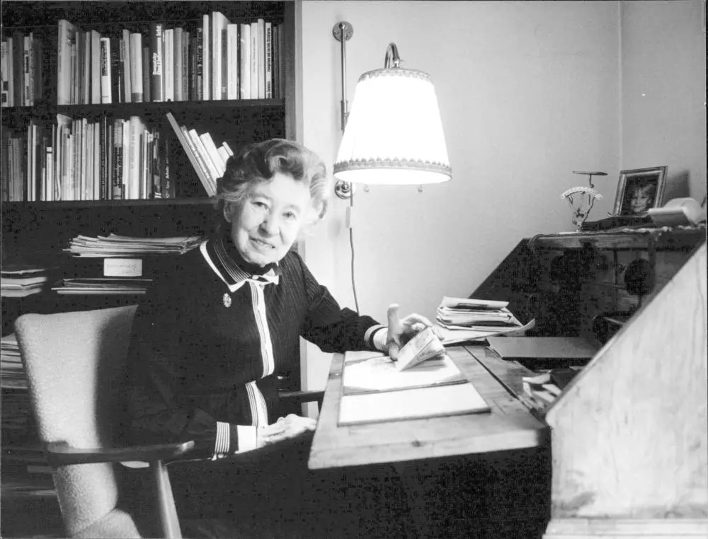Elisabeth Schwarzhaupt (CDU) Schwarz-weiß-Bild von Elisabeth Schwarzhaupt lächelnd