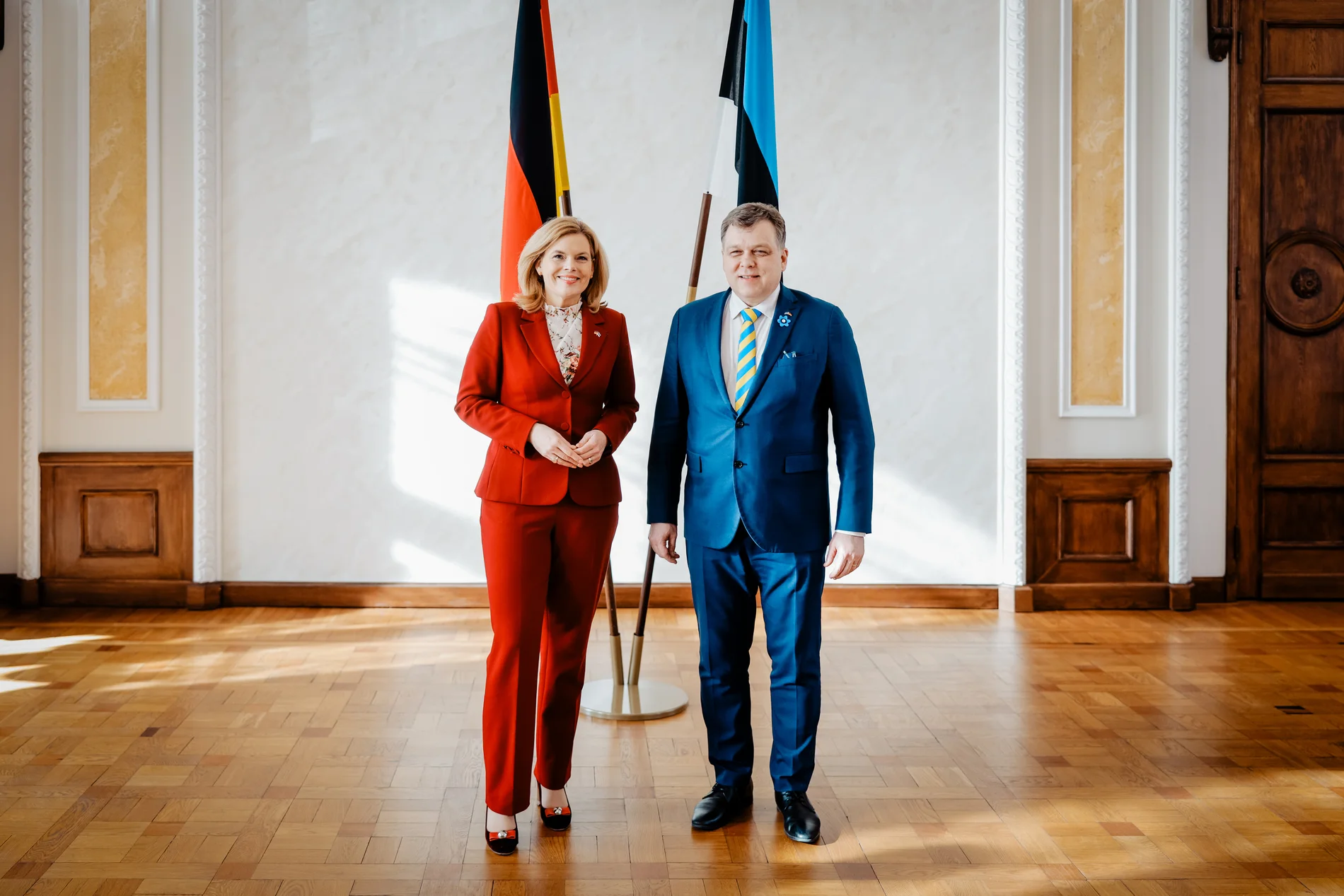 Julia Klöckner und Lauri Hussar vor der deutschen und der estischen Fahne