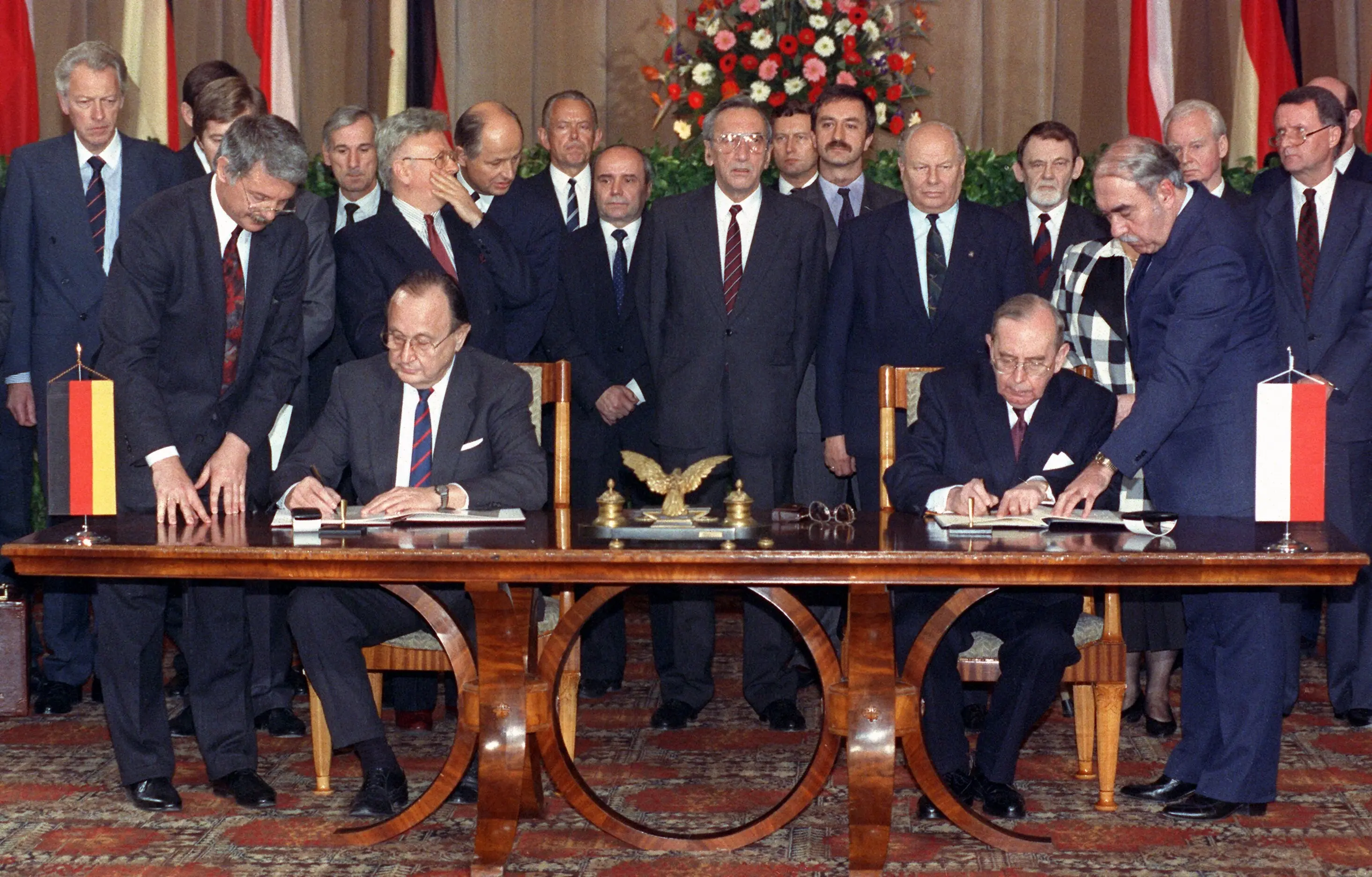 Hans-Dietrich Genscher und Krystof Skubiszewski unterzeichnen am 14. November 1990 in Warschau den deutsch-polnischen Grenzvertrag.