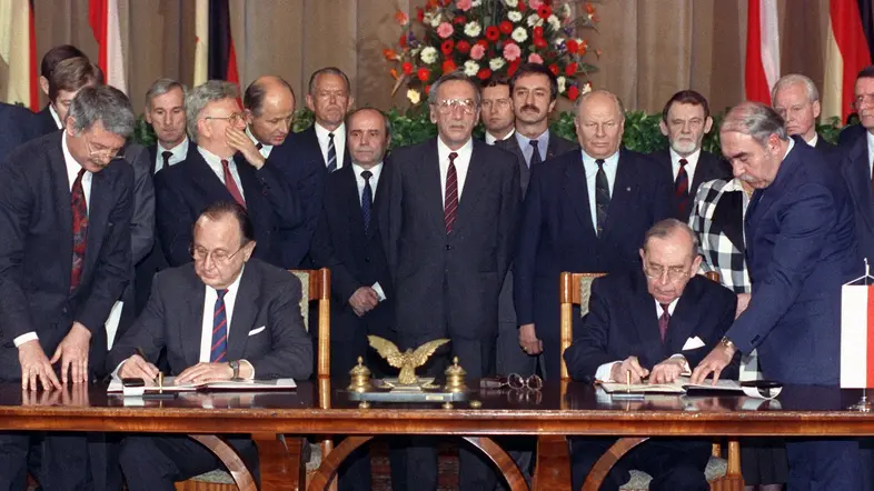 Hans-Dietrich Genscher und Krystof Skubiszewski unterzeichnen am 14. November 1990 in Warschau den deutsch-polnischen Grenzvertrag.