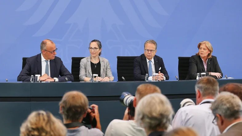 Reporter fotografieren Friedrich Merz, Bärbel Bas, Constanze Janda, Frank-Jürgen