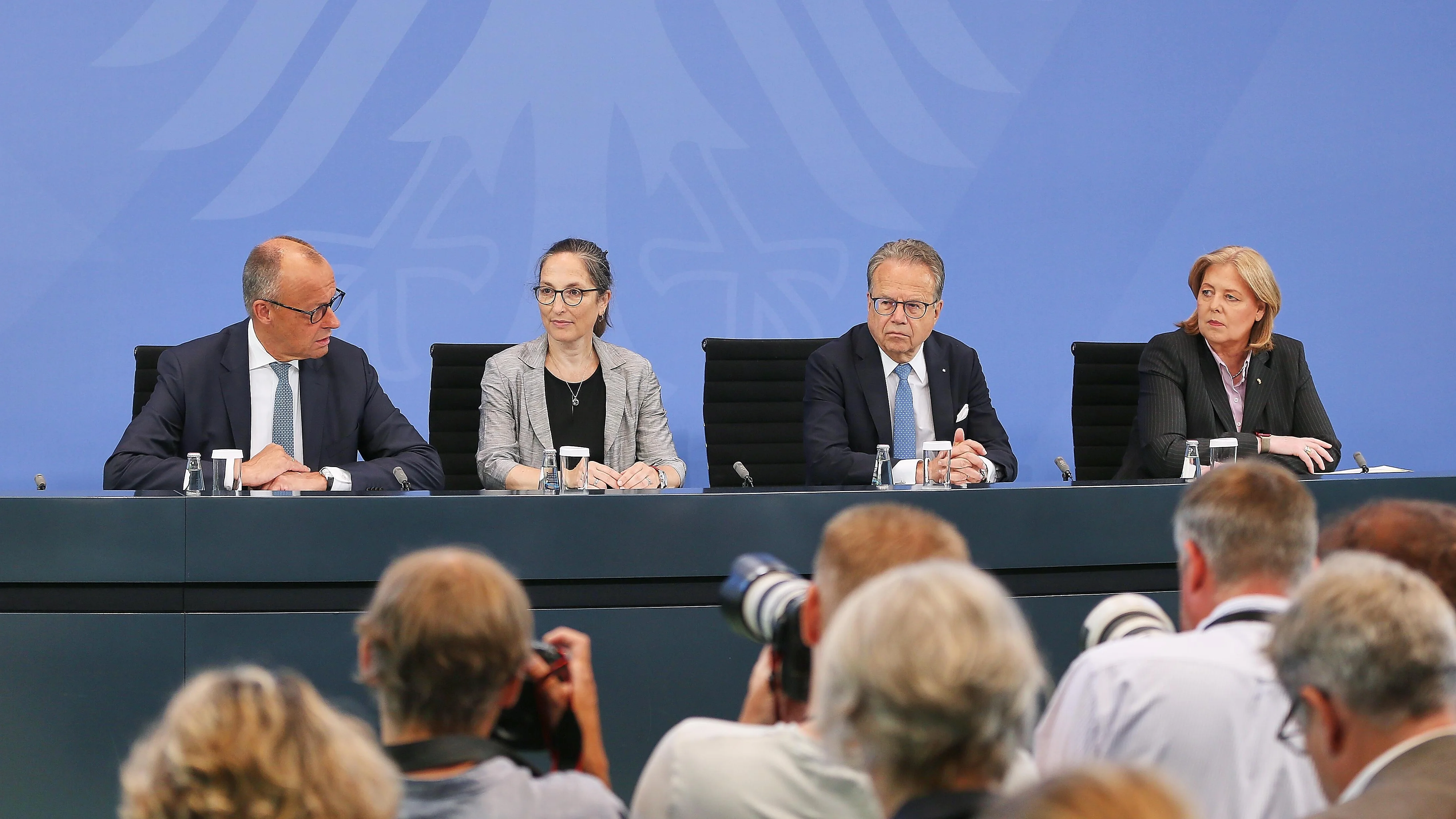 Reporter fotografieren Friedrich Merz, Bärbel Bas, Constanze Janda, Frank-Jürgen