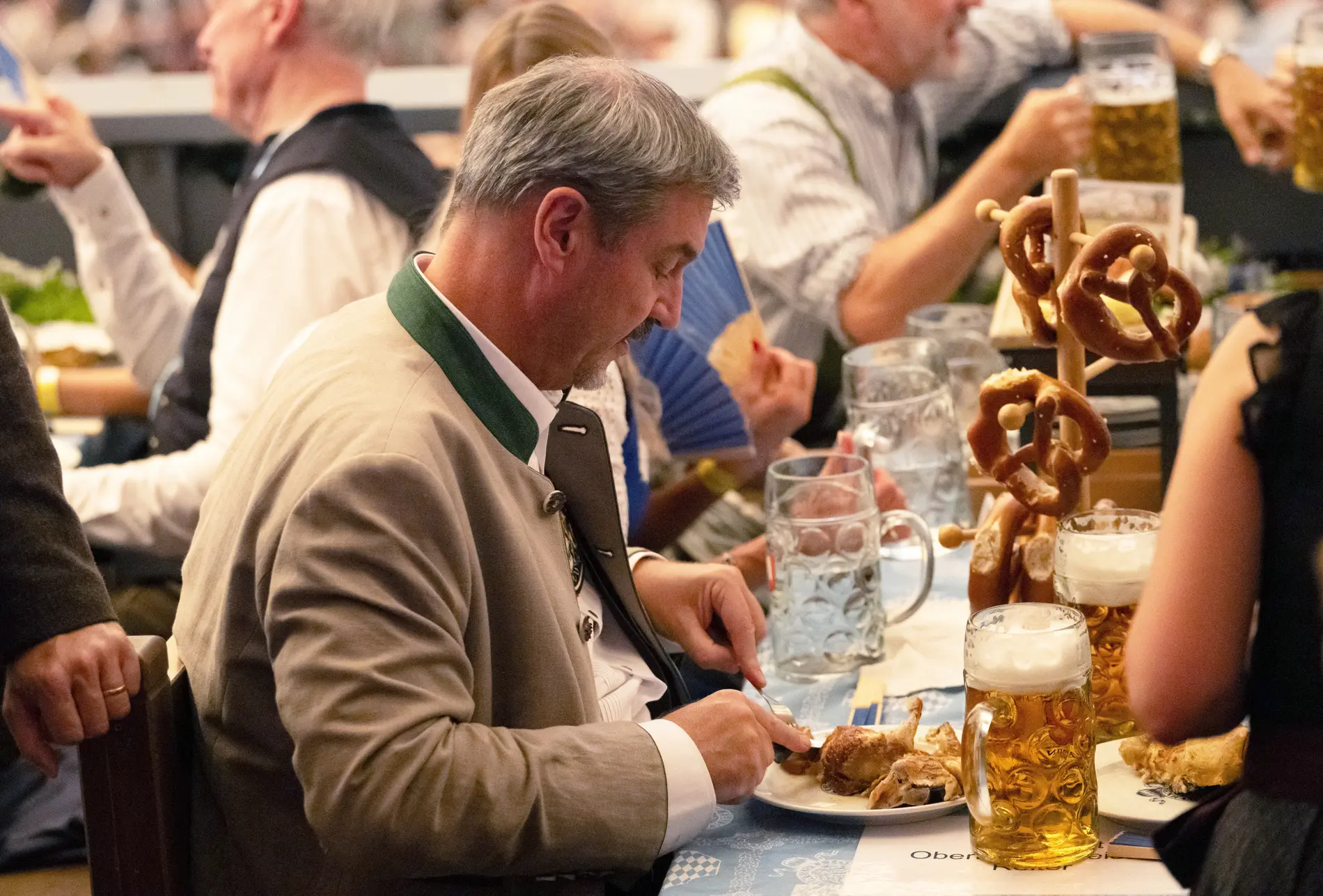 Markus Söder auf dem Oktoberfest Markus Söder isst von einem Teller
