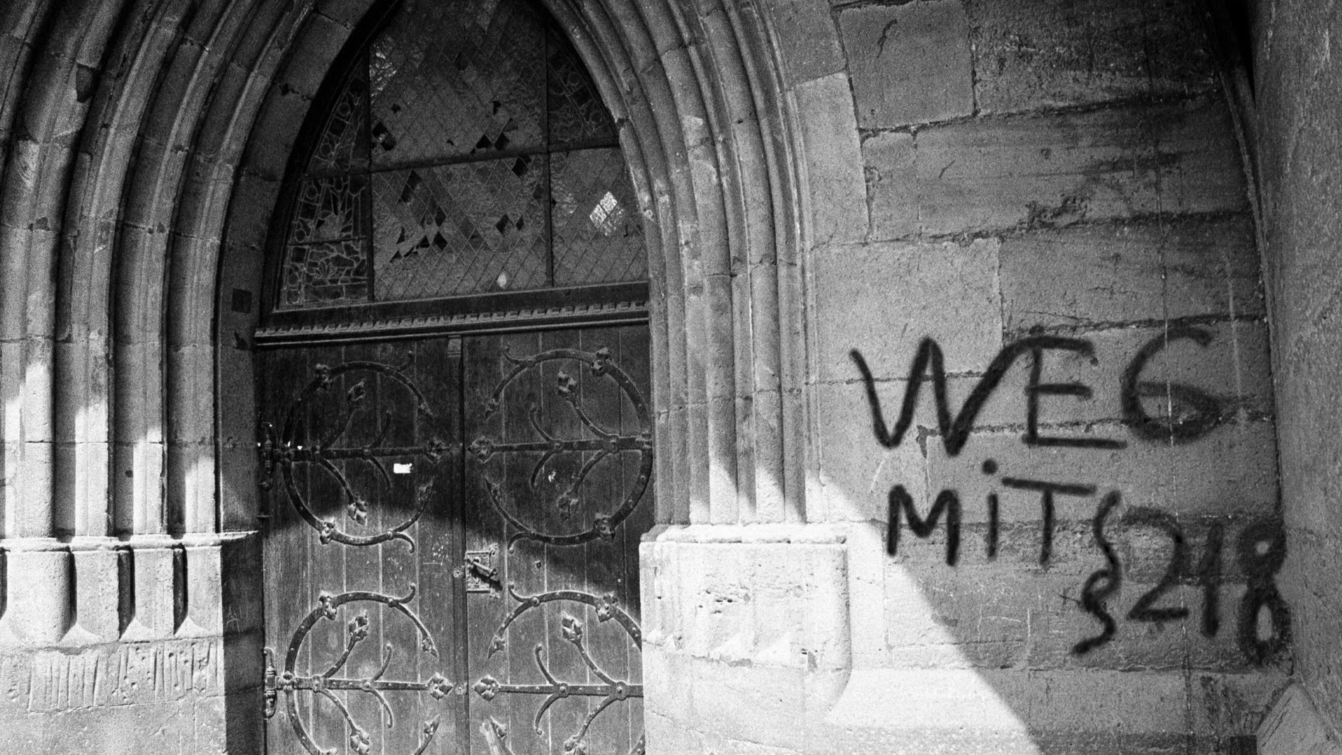 Schwarzweißfoto mit Parole